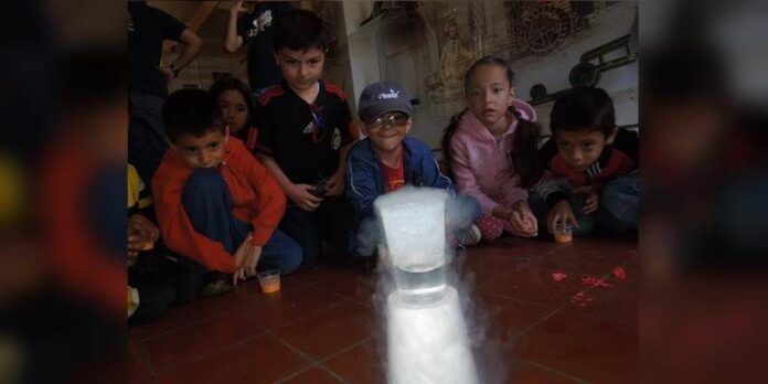 Niños disfrutan con experimentos Niños disfrutan con experimentos
