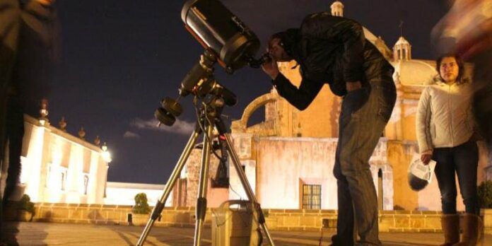 Observación por telescopio Observación por telescopio