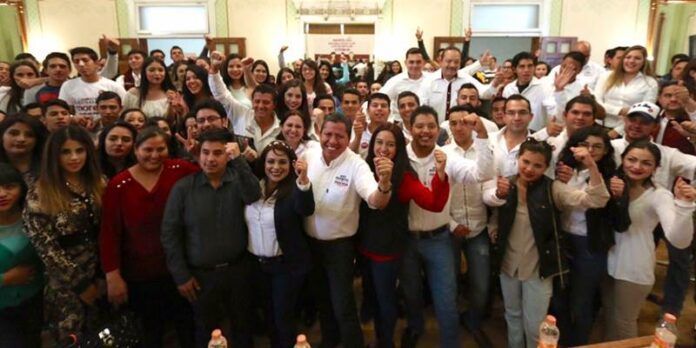 Se reúne con estudiantes y egresados Se reúne con estudiantes y egresados