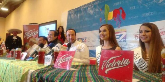 El alcalde presentó el programa. El alcalde presentó el programa.