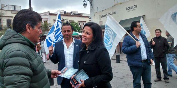 Reparte folletos y platica con ciudadanía Reparte folletos y platica con ciudadanía