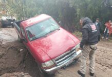 Automóvil queda al borde de caer a un arroyo con una mujer y un menor a bordo en Colinas del Padre