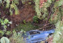 Auto sale de la carretera por pavimento mojado; mujer resulta lesionada a la altura de Galerías