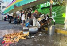 Tumba puesto de tamales, se da a la fuga y todavía se enoja