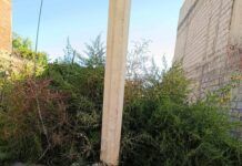 Denuncian poste de CFE dañado desde hace casi un mes en Morelos; temen que pueda caer
