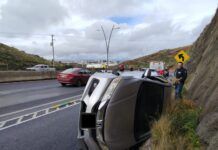 Vuelca camioneta en la vialidad Manuel Felguérez; rescatistas auxilian a la conductora.