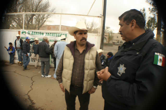 Los barzonistas hacen guardia en la dependencia federal. Los barzonistas hacen guardia en la dependencia federal.
