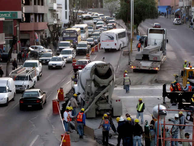 El tráfico vehicular se hace lento. El tráfico vehicular se hace lento.