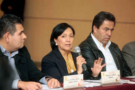 Al centro, la gobernadora Amalia García. (Leonardo Moreno) Al centro, la gobernadora Amalia García. (Leonardo Moreno)