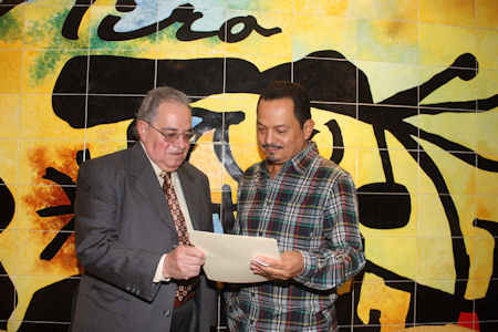 Víctor Infante recibe los resultados del estudio. (Cortesía) Víctor Infante recibe los resultados del estudio. (Cortesía)