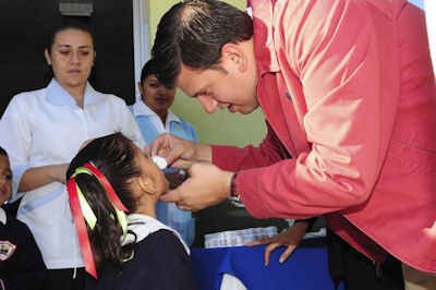 El alcalde de Zacatecas dio las primeras dosis a los niños. El alcalde de Zacatecas dio las primeras dosis a los niños.