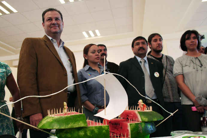 Presentan las iniciativas de negocios ante funcionarios. Presentan las iniciativas de negocios ante funcionarios.