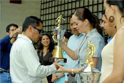 La presidenta del DIF entrega los premios. La presidenta del DIF entrega los premios.
