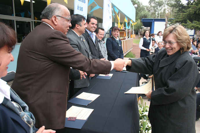 Entregan reconocimiento a profesoras que fueron pioneras. Entregan reconocimiento a profesoras que fueron pioneras.