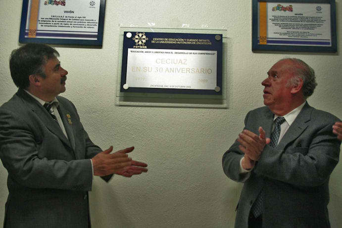 Placa conmemorativa al 30 anversario de la institución. Placa conmemorativa al 30 anversario de la institución.