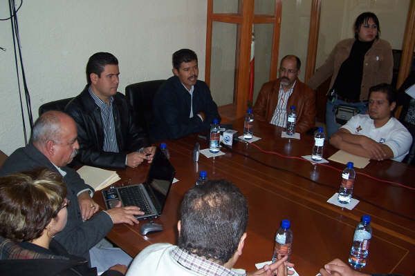 Reunión con los diputados para ver la situación financiera de la JIAPAZ, en noviembre de 2008. Reunión con los diputados para ver la situación financiera de la JIAPAZ, en noviembre de 2008.