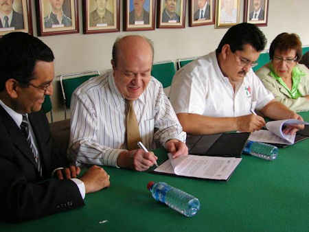 La firma del convenio entre el PRI y la CEAIP. La firma del convenio entre el PRI y la CEAIP.