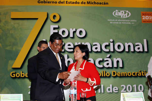 Le entregan un reconocimiento. (Fotos: Cortesía)