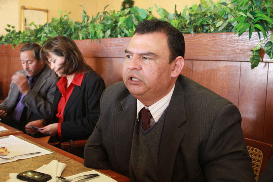 Exhorta el dirigente panista a exgobernadora y actual mandatario a detener acusaciones mutuas.
