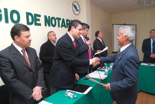 Miguel Alonso entregó reconocimientos a los notarios