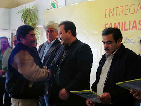 Entrega de apoyos. (Cortesía) Entrega de apoyos. (Cortesía)