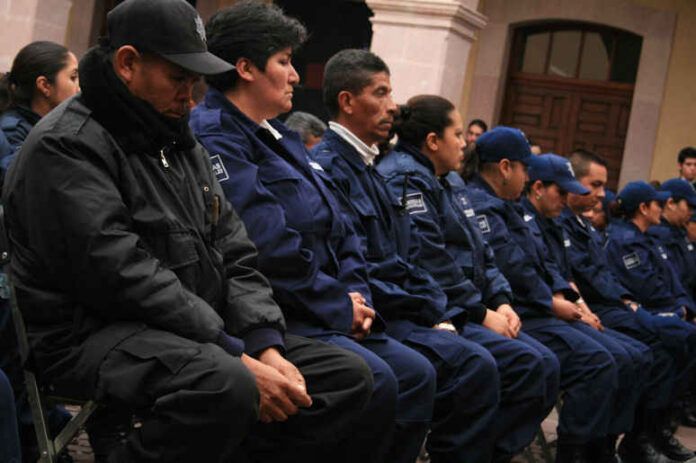 Los oficiales fueron festejados. Los oficiales fueron festejados.
