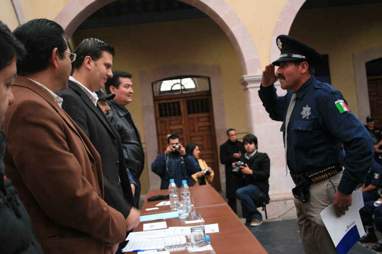El alcalde les entregó bonos económicos.