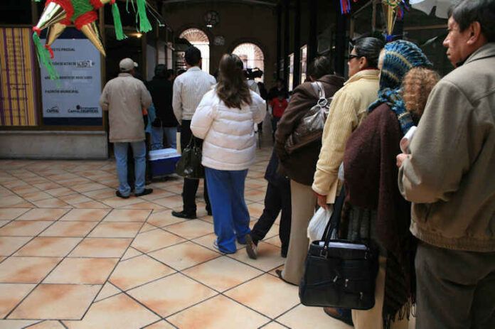 Los contribuyentes acuden al módulo del Mercado González Ortega. Los contribuyentes acuden al módulo del Mercado González Ortega.