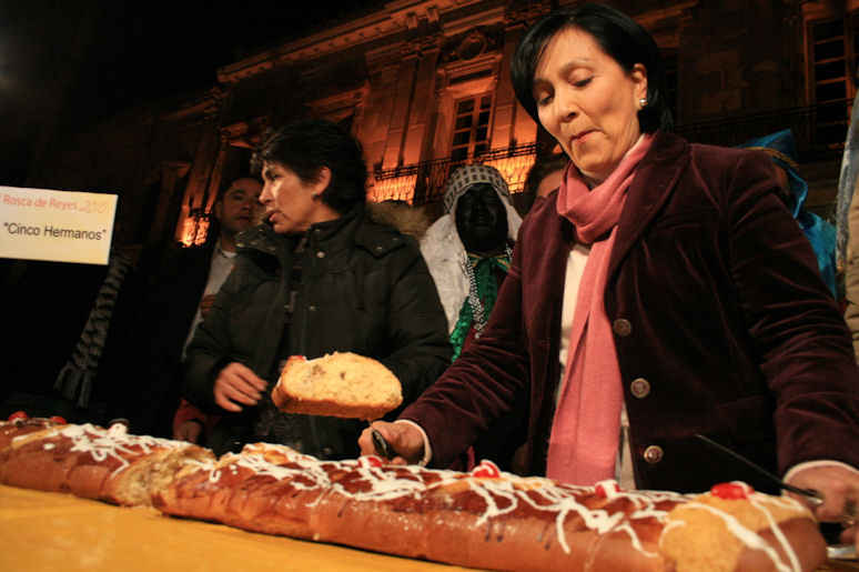 La gobernadora partió la rosca.