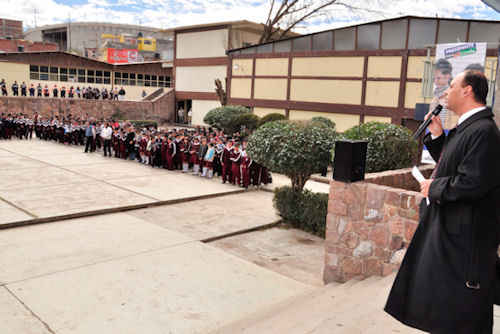 Jesús López Zamora se dirige a los estudiantes. (Cortesía) Jesús López Zamora se dirige a los estudiantes. (Cortesía)