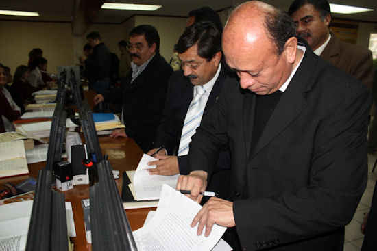 Firma el rector.