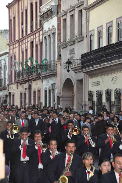 Desfilan para dar a conocer bando solemne