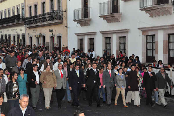 Funcionarios de la ciudad y el estado acompañaron al gobernador y al alcalde