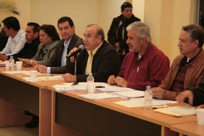 Diputados, alcaldes y dirigentes perredistas se quejan de exclusión