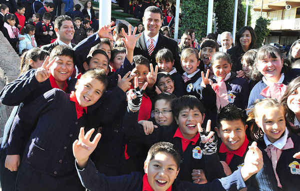 El gobernador de Zacatecas visitó a los niños de la primaria.