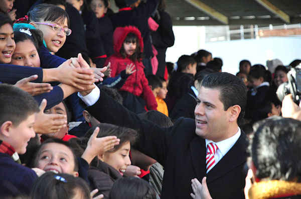 Los alumnos saludaron al mandatario estatal.