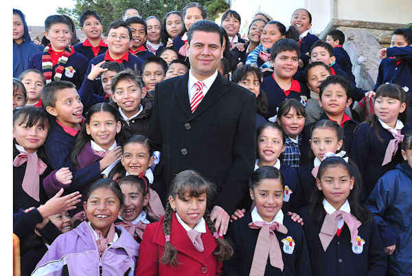 Alumnos de la primaria Soledad Fernandez convivieron con el gobernador.