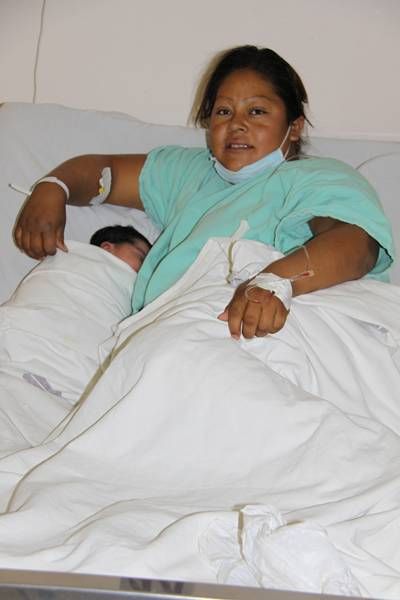 La feliz madre con su pequeña La feliz madre con su pequeña