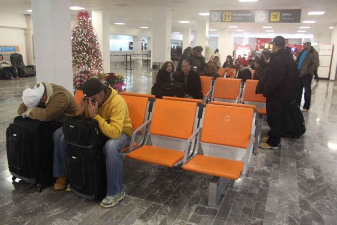Pasajeros rumbo a Chicago quedaron varados en el aeropuerto. Pasajeros rumbo a Chicago quedaron varados en el aeropuerto.