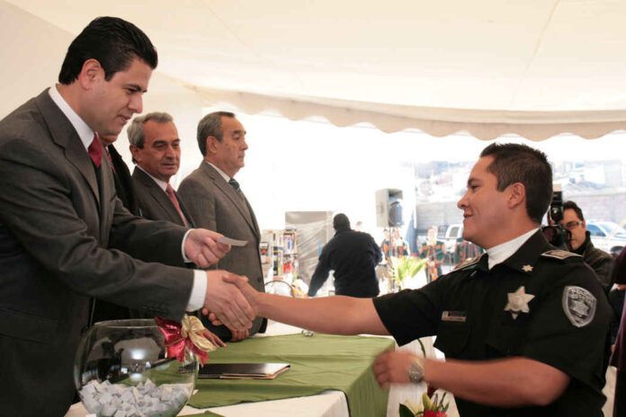 El gobernador Miguel Alonso, reconoció a los policías en su día.
