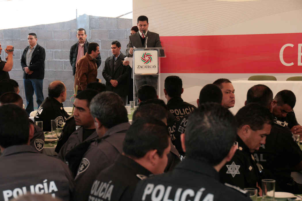 El gobernador Miguel Alonso encabezó el festejo del Día del Policía.