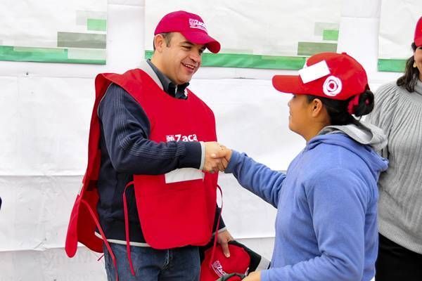 El alcalde les entregó su nuevo uniforme El alcalde les entregó su nuevo uniforme