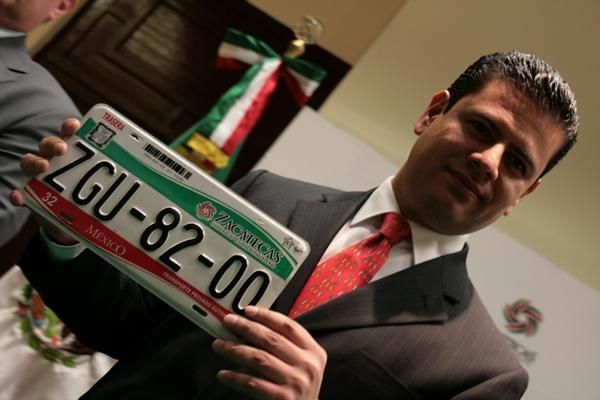 El gobernador Miguel Alonso dio a conocer las nuevas placas para el estado.