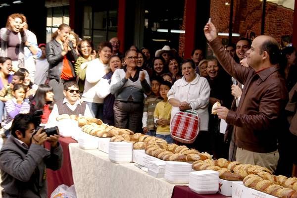Al partir su rosca le salió el muñequito Al partir su rosca le salió el muñequito