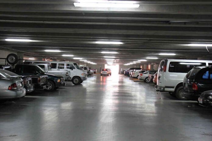 El estacionamiento presenta varias fallas El estacionamiento presenta varias fallas