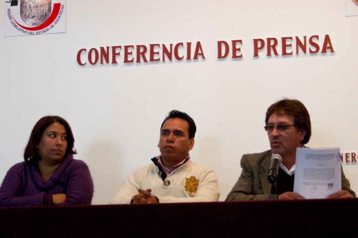 El exdiputado Gustavo Muñoz acusa a Saúl Monreal de falsificar documentos.