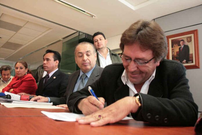 El exdiputado Gustavo Muñoz interpuso una demanda contra Saúl Monreal. El exdiputado Gustavo Muñoz interpuso una demanda contra Saúl Monreal.