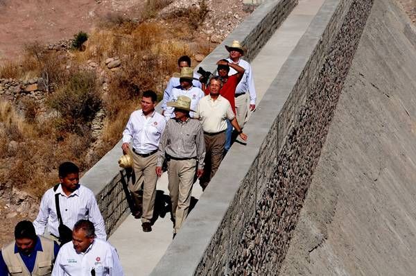 Funcionarios federales y estatales recorrieron la presa El Tecongo.