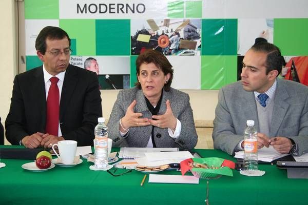 Funcionarios estatales y el representante de Telmex revisaron los avances del convenio de colaboración. Funcionarios estatales y el representante de Telmex revisaron los avances del convenio de colaboración.