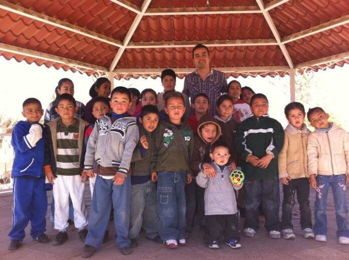 El diputado local Jorge Álvarez lleva a colonias y comunidades talleres de lectura e inglés. El diputado local Jorge Álvarez lleva a colonias y comunidades talleres de lectura e inglés.